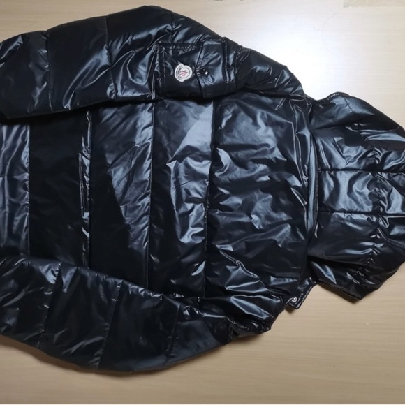 It's a Monclair maya puffer jacket brand new - Picture 2 of 3